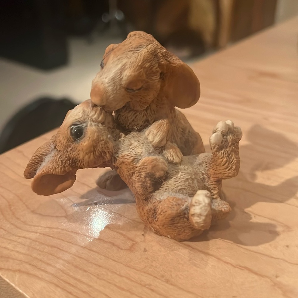 Vintage 1988 Castagna Italy kissing rabbits sculpture.